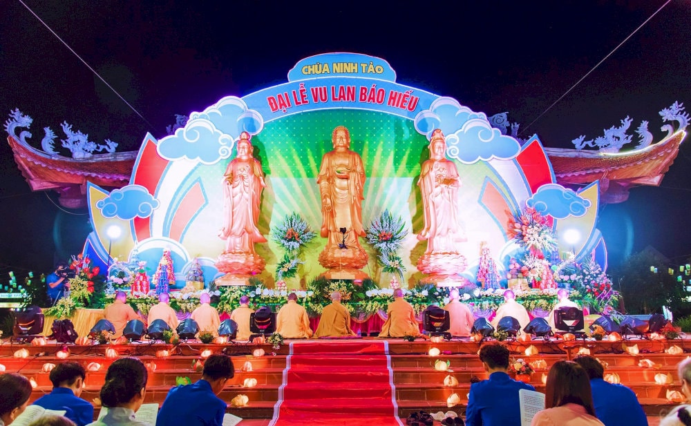 Du khách có thể đến chùa Ninh Tảo vào các dịp lễ